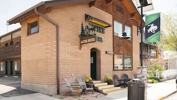 A brick building with a sign for the Alpine Motel.