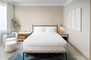 A hotel room with a bed, bedside tables, a desk, a chair, and a bench. - Grand Hyatt The Red Sea (Umluj)