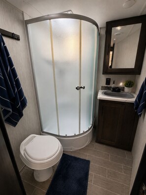 Hair dryer, towels, soap, toilet paper - Cozy 1-bedroom mobile home in serene San Juan with AC (San Juan)