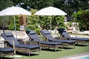 A poolside area with lounge chairs and umbrellas. - La Linea Dell Orizzonte (Martina Franca)