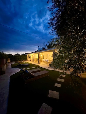 A house with a covered outdoor area, a pool, and a garden. - La Linea Dell Orizzonte (Martina Franca)