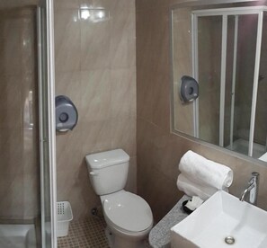 A bathroom with a toilet, sink, and shower. - Express Inn Coronado & Camping (Nueva Gorgona)