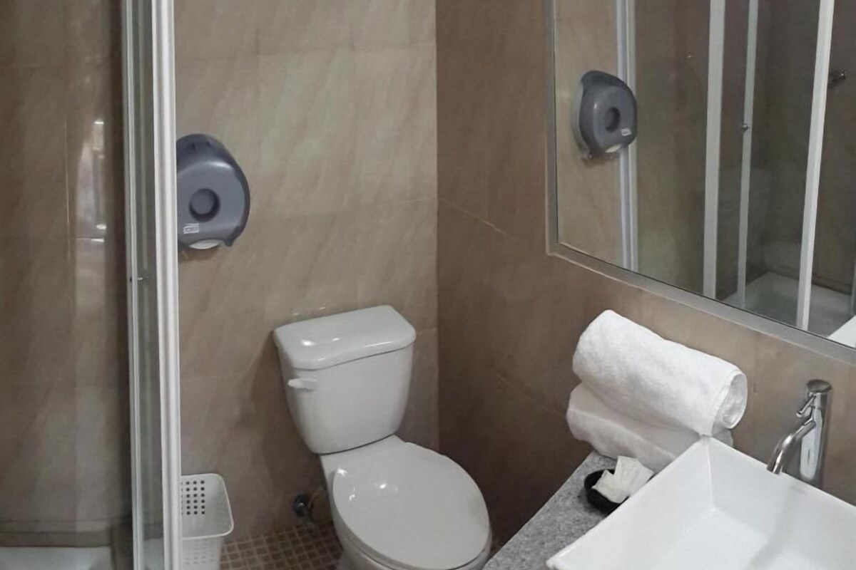 Ein Badezimmer mit Toilette, Waschbecken und Dusche.