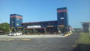 Un hotel con restaurante e instalaciones para camping.