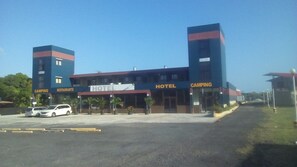 A hotel with a restaurant and camping facilities. - Express Inn Coronado & Camping (Nueva Gorgona)