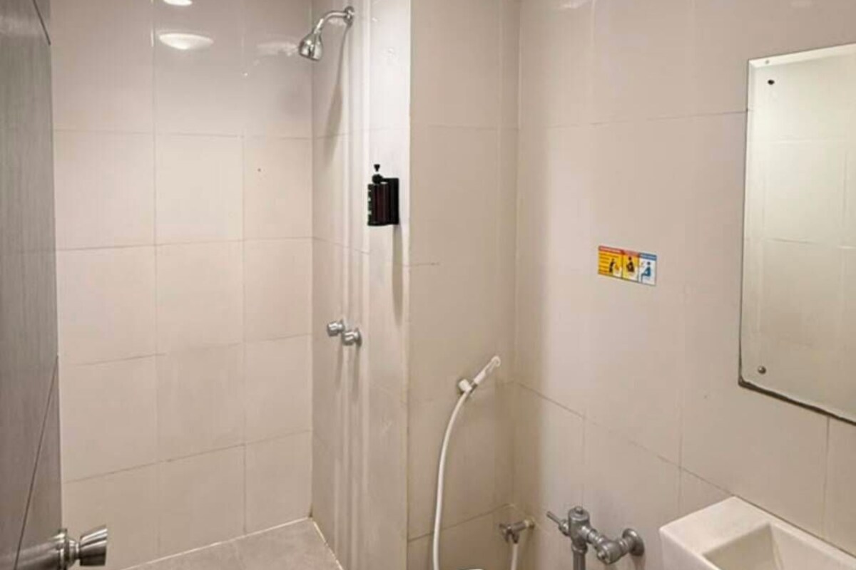 Un baño moderno con inodoro, lavabo y ducha.