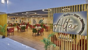 Um restaurante com uma placa que diz 'Cafe Bar Restaurante Altar'.