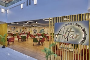 Een restaurant met een bord waarop staat 'Cafe Bar Restaurante Altar'.