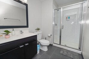 Dusche, Haartrockner, Handtücher, Seife