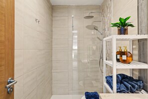 Een douche, een haardroger, handdoeken