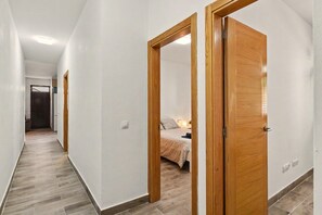 Een strijkplank/strijkijzer, wifi, beddengoed