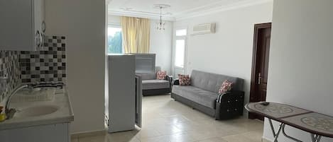 Comfort Apartment, Balcony, City View | Living area
