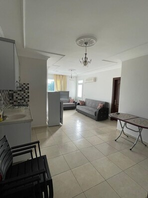 Comfort-Apartment, Balkon, Stadtblick | Wohnbereich