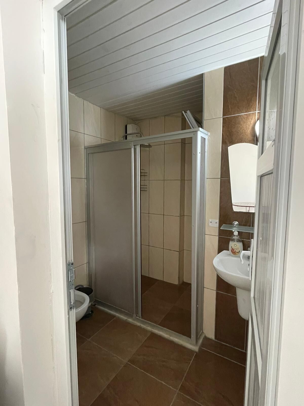 Apartemen Comfort, balkon, pemandangan kota | Kamar mandi | Shower, pengering rambut, handuk, dan sabun