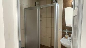 Apartemen Comfort, balkon, pemandangan kota | Kamar mandi | Shower, pengering rambut, handuk, dan sabun