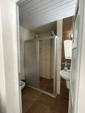 Comfort-Apartment, Balkon, Stadtblick | Badezimmer | Dusche, Handtücher, Seife, Shampoo