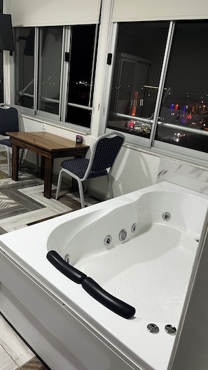 Suite estudio Confort, vista al mar | Tina de hidromasaje