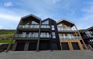 Un edifici modern d'amb diversos pisos, amb balcons i grans finestres.