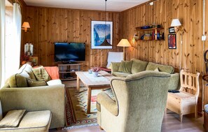 Smart TV, fireplace - 4 bedroom amazing home in Valsøyfjord (Valsøyfjord)