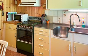 Coffee/tea maker, fridge, microwave, oven - 4 bedroom amazing home in Valsøyfjord (Valsøyfjord)