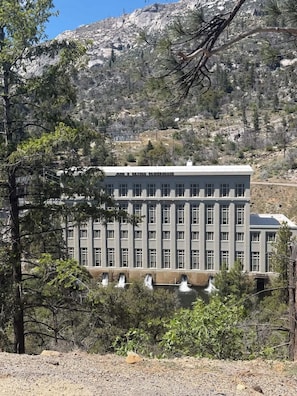 Un edificio ampio con facciata simmetrica, numerose finestre e tetto piano.