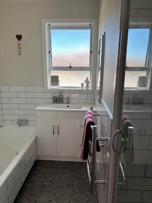 Shower, hair dryer, towels, soap - Lodge Ave Central Bach (Mount Maunganui)