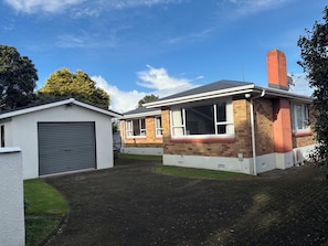 Exterior - Lodge Ave Central Bach (Mount Maunganui)