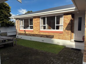 Outdoor dining - Lodge Ave Central Bach (Mount Maunganui)