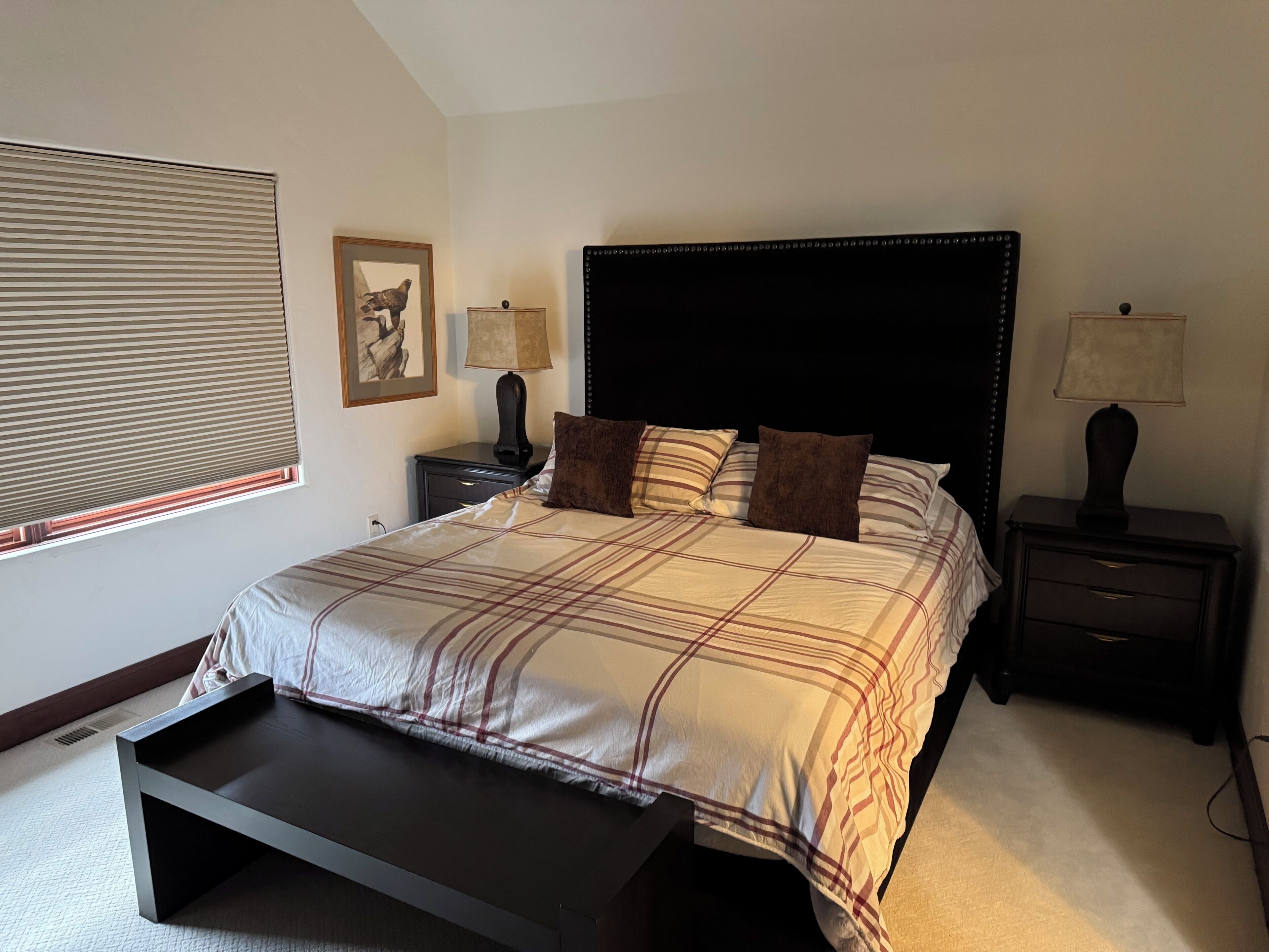 3 habitaciones, tabla de planchar con plancha, internet y ropa de cama 