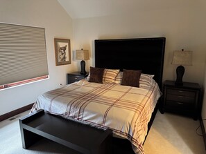 Tabla de planchar con plancha, acceso a internet y ropa de cama 