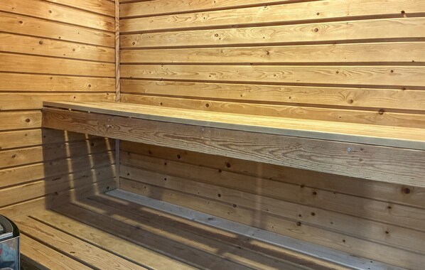 A wooden interior with a built-in bench. - Lovely home in Hvide Sande with sauna (Hvide Sande)