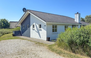 A single-story house with a sloped roof, a satellite dish, and a chimney. - Lovely home in Hvide Sande with sauna (Hvide Sande)