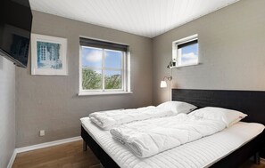 4 bedrooms, travel crib, WiFi (free) - Lovely home in Hvide Sande with sauna (Hvide Sande)