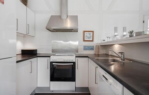 Coffee/tea maker, fridge, microwave, stovetop - Lovely home in Hvide Sande with sauna (Hvide Sande)