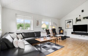 TV, fireplace, DVD player - Lovely home in Hvide Sande with sauna (Hvide Sande)