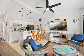 A modern living space with a kitchen, dining area, and seating. - Cozy 2-bedroom condo centrally located in charming Kapaʻa with AC (Kapaʻa)