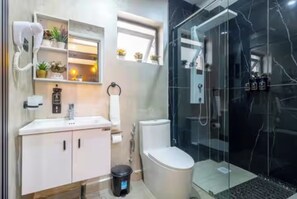 Deluxe-Apartment, Balkon | Badezimmer | Kostenlose Toilettenartikel, Handtücher, Seife, Toilettenpapier