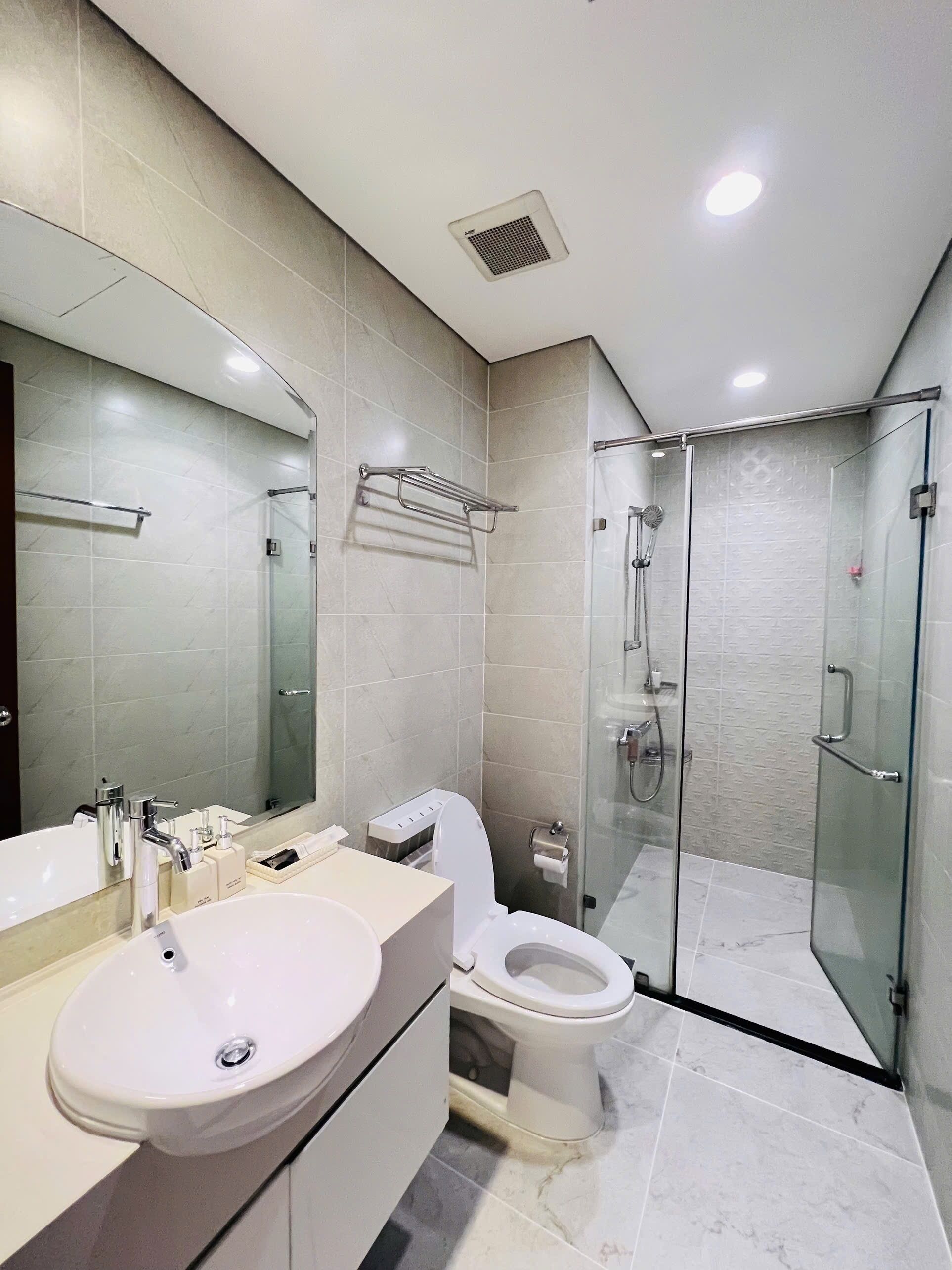 Basic-Apartment | Badezimmer | Kostenlose Toilettenartikel, Hausschuhe, Seife, Shampoo