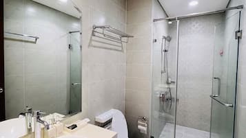 Basic-Apartment | Badezimmer | Kostenlose Toilettenartikel, Hausschuhe, Seife, Shampoo