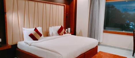 Luxury Double Room | Desk, laptop workspace, soundproofing, free WiFi