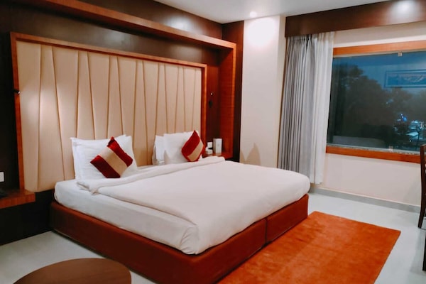 Luxury Double Room | Desk, laptop workspace, soundproofing, WiFi (free)