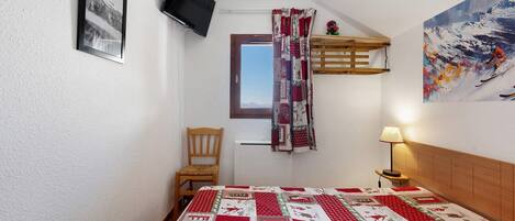 2 bedrooms, iron/ironing board, WiFi