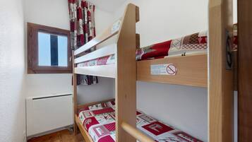 2 bedrooms, iron/ironing board, WiFi