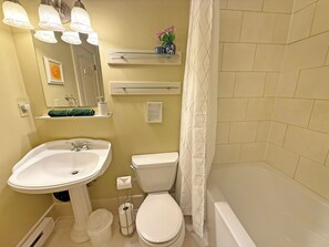 ヘアドライヤー、タオル、石鹸、トイレットペーパー