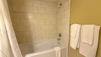 ヘアドライヤー、タオル、石鹸、トイレットペーパー