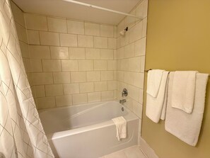 ヘアドライヤー、タオル、石鹸、トイレットペーパー