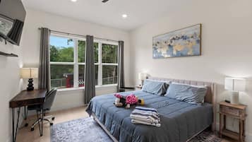 3 Schlafzimmer, Schreibtisch, Bügeleisen/Bügelbrett, Reisekinderbett