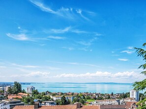 Eine Küstenstadt mit Gebäuden, einem klaren Himmel und Blick auf das Meer.