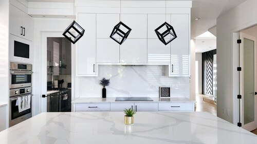 Stylish Family Home Sleep 8+, Groups Welcome, Enjoy Steam Shower