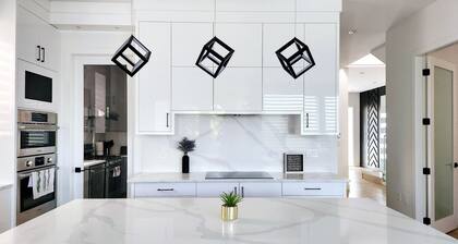 Stylish Family Home Sleep 8+, Groups Welcome, Enjoy Steam Shower